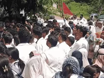 आयुष इंटर्न डॉक्टरों ने बढ़ाया पारा: स्टाइपेंड बढ़ाने की मांग को लेकर कलेक्ट्रेट का घेराव