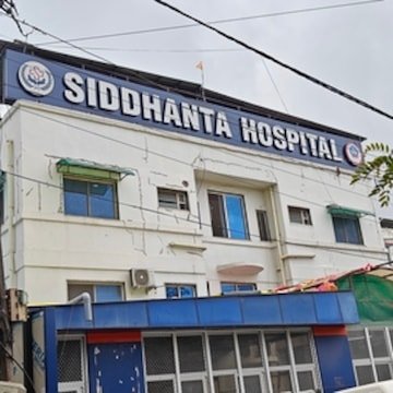 सिद्धांता अस्पताल का लाइसेंस निरस्त: सीएमएचओ जांच में मिलीं 19 गंभीर खामियां, नए मरीजों की भर्ती पर रोक