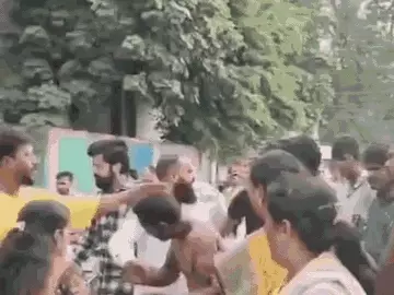 महिला को जबरन गाड़ी पर बैठा रहे रेप के आरोपी की बजरंग दल कार्यकर्ताओं ने की पिटाई, पुलिस ने भेजा जेल