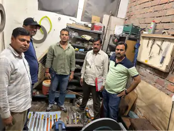 तलैया में खुला अवैध हथियारों का कारखाना: ‘फाइन शार्पिंग शॉप’ की आड़ में बन रही थीं धारदार छुरियां, एक गिरफ्तार