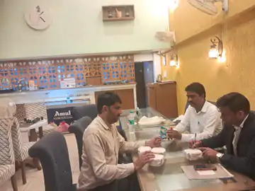 भोपाल में खाद्य सुरक्षा विभाग की कार्रवाई: चार होटल और रेस्टोरेंट में मिली गंभीर खामियां, एक्सपायरी सामग्री और सड़ा प्याज नष्ट