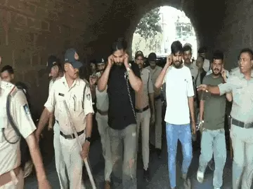 ताजुल मसाजिद के पास युवक से मारपीट: शाहजहानाबाद पुलिस ने तीन आरोपी गिरफ्तार किए, घटनास्थल पर ले जाकर कराई परेड