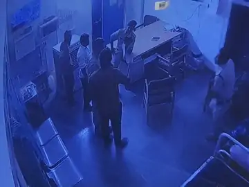 विदिशा जिला अस्पताल में हंगामा: नशे में धुत सुपरवाइजर ने गार्ड और पुलिसकर्मियों से की मारपीट, सीसीटीवी में कैद हुई घटना