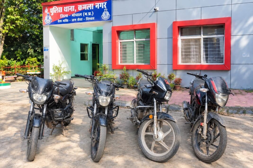 कमला नगर पुलिस की बड़ी कार्रवाई: नाबालिग चोरों की गैंग का पर्दाफाश, 4 लाख की 4 मोटरसाइकिलें जब्त