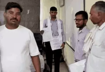 बीपीएल कार्ड के लिए रिश्वत मांग रहे अधिकारी से परेशान युवक ने पहनी नोटों की माला, अनोखे अंदाज में की शिकायत