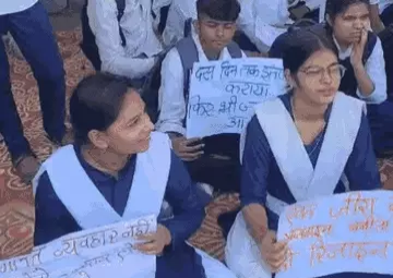 शिक्षिका के निलंबन की मांग को लेकर मिसरोद स्कूल के छात्रों का धरना, सड़क जाम करने की चेतावनी