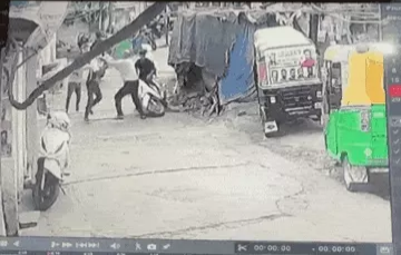 भोपाल के वल्लभ नगर में चेन झपटमारी: दुकानदार की बहादुरी से दबोचे गए तीन आरोपी