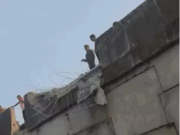 भोपाल एयरपोर्ट रोड पर बड़ा हादसा: तेज रफ्तार ट्राला वॉल तोड़कर 20 फीट नीचे गिरा, ड्राइवर गंभीर