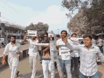 NSUI का पिपलानी चौराहे पर प्रदर्शन, मुख्य निर्वाचन आयुक्त का पुतला दहन