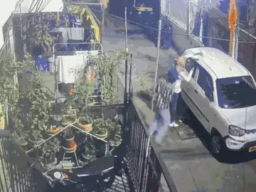 भोपाल: नेहरू नगर में नकाबपोश बदमाशों ने कार में लगाई आग, CCTV फुटेज आया सामने