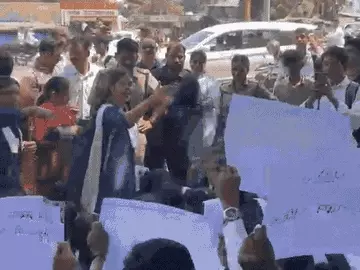 भोपाल के स्कूल में हंगामा: छात्राओं से जबरन काम और वसूली का आरोप, महिला टीचर का ट्रांसफर