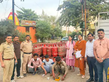 कोलार रोड के अब्बास नगर में अवैध गैस रिफिलिंग सेंटर पर छापा, 98 सिलेंडर जब्त