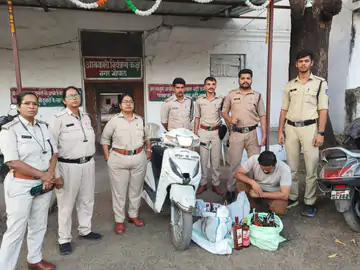 भोपाल में आबकारी विभाग की कार्रवाई: एक्टिवा और जूपिटर से शराब सप्लाई करते दो गिरफ्तार, 10 से ज्यादा मामलों में केस दर्ज
