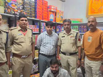 10 लाख के अवैध पटाखे जब्त, दो पर केस दर्ज