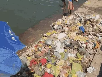 विदिशा: बेतवा नदी के घाटों पर पसरी गंदगी, पानी घटने से बाहर आईं विसर्जित मूर्तियां