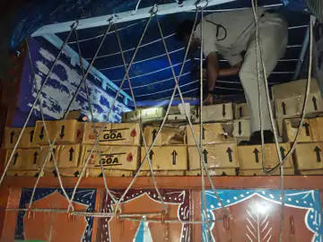 इंदौर में बड़ी कार्रवाई: 3 करोड़ रुपए की अवैध शराब जब्त, दो ट्रक पकड़े